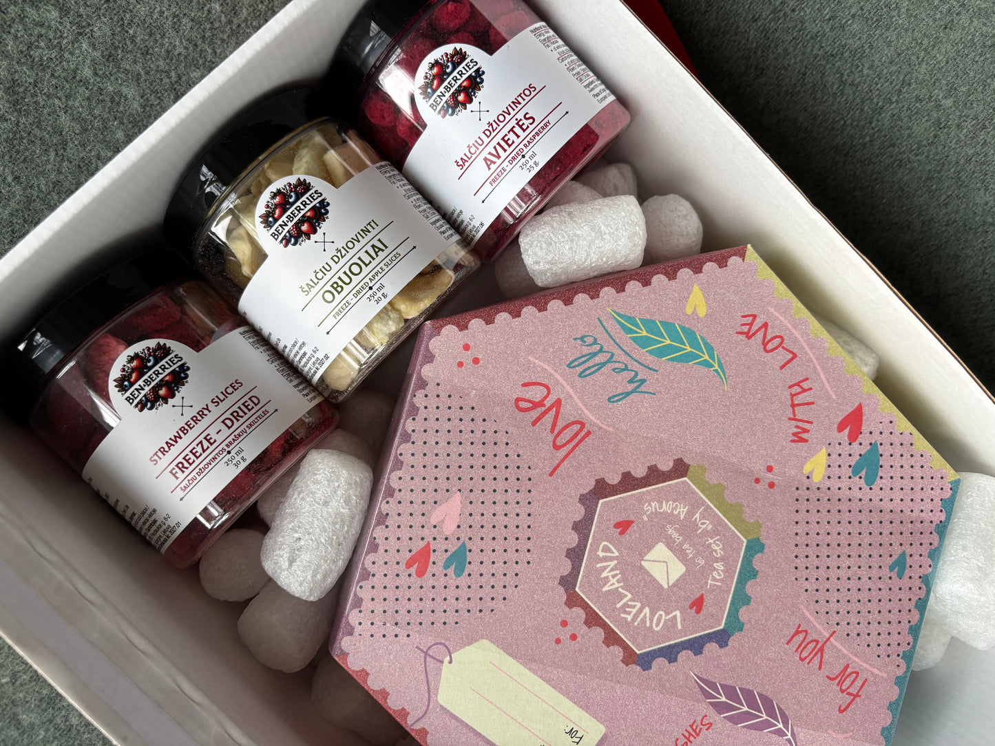 Loveland rinkinys – šiluma, skonio lengvumas ir uoginė nuotaika